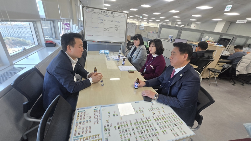 ▲ 충북 영동군이 25일 오후 정부세종청사 행정안전부 균형발전제도과 방문, 정부예산 확보 및 현안사업을 건의하고 있다. ⓒ영동군