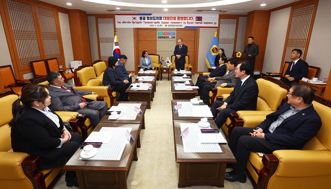 ▲ 강원특별자치도의회가 26일 도의회에서 몽골 튜브도의회 대표단과 간담회를 열고 양 지역 의회 간 교류 협력 확대 방안을 논의했다. ⓒ강원특별자치도의회