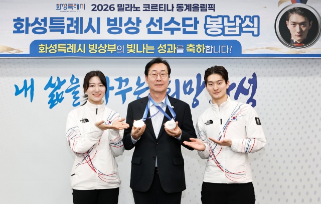 ▲ 정명근 시장이 노도희 선수와 신동민 선수로 부터 메달을 전달받고 기념촬영을 하고 있다ⓒ화성시 제공