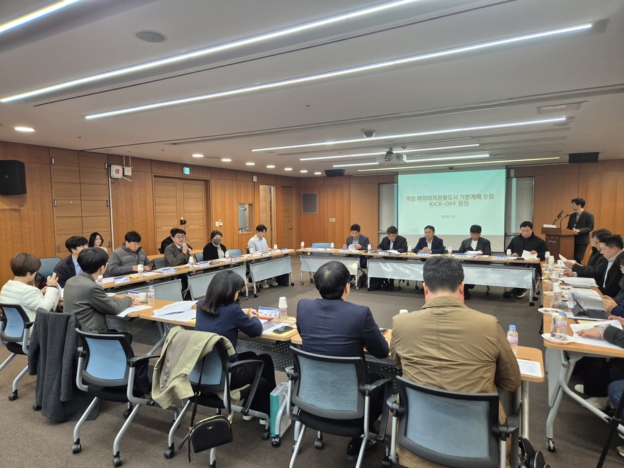▲ 경상북도는 2월 26일 포항시청 소회의실에서 포항시, 포항테크노파크, 한동대학교, 거버넌스 기관, 사업지구 내 민간사업자 등이 참석한 가운데 복합해양레저관광도시 기본계획 수립을 위한 Kick-off 회의를 개최했다.경북도