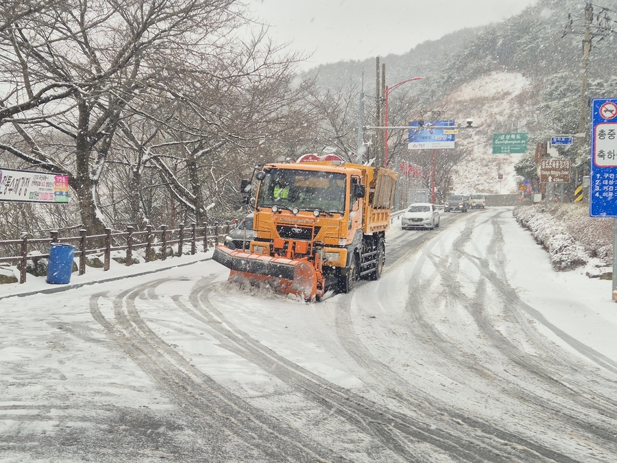 ▲ 각북면은 연초 수립한 ‘2026년도 각북면 제설 종합계획’에 의거해 단계별 대응에 나섰다(각북면 헐티재 정상).ⓒ청도군