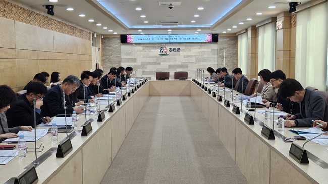 ▲ 홍천군이 26일 행정상황실에서 비상경제대책추진단 제2차 회의를 개최하고, 지난 제1차 회의에서 채택된 안건의 추진 상황과 신규시책을 점검했다. ⓒ홍천군