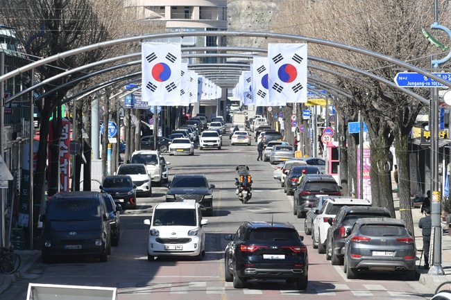 ▲ 제107주년 3·1절을 앞둔 26일, 화천군 화천읍 중앙로 일대에 게양된 태극기 모습. ⓒ화천군