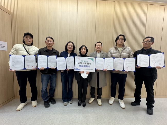 ▲ 양양군이 26일 속초우리요양병원, 속초정요양병원 및 관내 노인요양시설 6개소와 '퇴원환자 지역사회 연계 강화를 위한 업무협약(MOU)'을 체결했다. ⓒ양양군