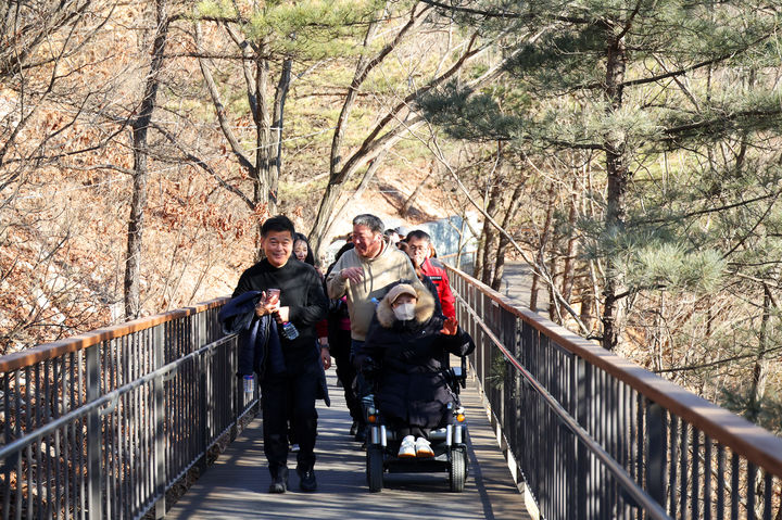▲ 박종효 남동구청장이 인천시 남동구 도롱뇽마을 무장애나눔길을 걷고 있다. ⓒ인천시 제공