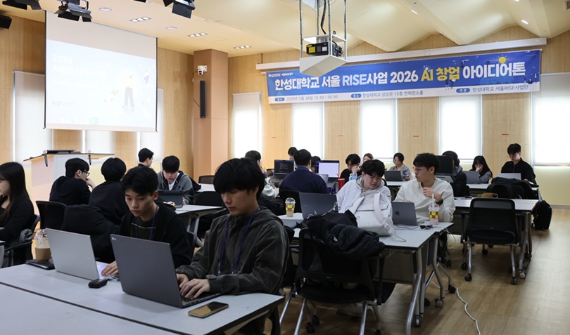▲ 2026 AI 창업 아이디어톤 대회에서 참가학생들이 협력해 창업 아이디어를 고도화하고 있다.ⓒ한성대