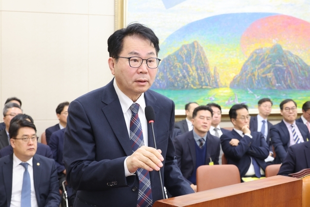 ▲ 이한주 경제인문사회연구회 이사장이 지난 23일 서울 여의도 국회에서 열린 정무위원회 전체회의에서 의원 질의에 답변하는 모습. ⓒ뉴시스