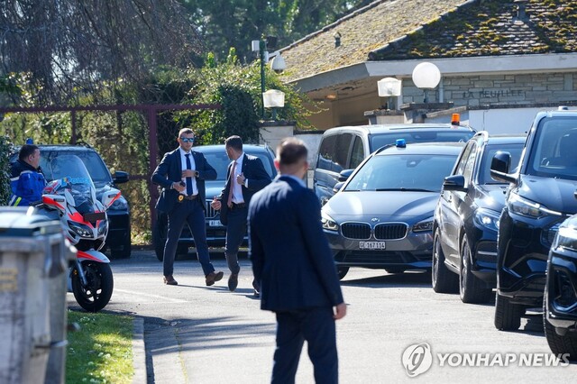 ▲ 26일(현지시각) 스위스 제네바에서 열린 미국과 이란의 핵협상 3차 회담 후 이란 대표단이 회담장을 떠나고 있다. 출처=로이터ⓒ연합뉴스