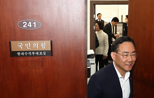 ▲ 주호영 국회 부의장이 지난 26일 서울 여의도 국회에서 열린 TK 통합 관련 대구·경북 의원 회동을 마치고 이동하는 모습. ⓒ뉴시스