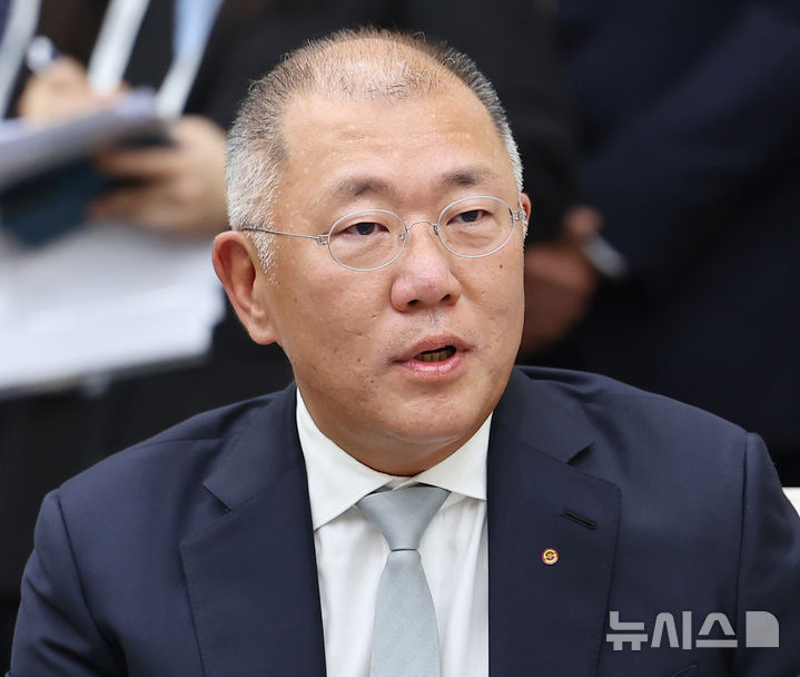 ▲ 정의선 현대차그룹 회장이 APEC 정상회의 장소인 경북 경주화백컨벤션센터(HICO)에서 이재명 대통령과 젠슨 황 엔비디아 최고경영자(CEO) 접견에서 발언하고 있다. ⓒ대통령실통신기자단