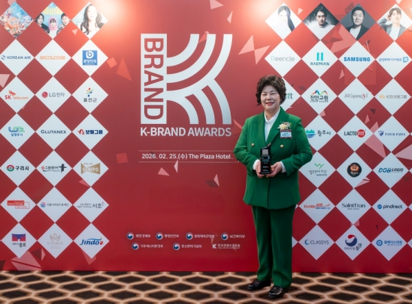 ▲ 이현경 보람상조애니콜 대표이사가 K-Brand Awards에서 대상을 수상한 뒤 기념촬영을 하고 있다.ⓒ보람그룹
