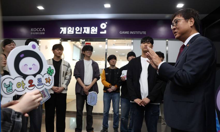 ▲ 최휘영 문화체육관광부 장관이 지난해 9월 24일 경기 성남 판교 게임인재원을 방문해 학생들을 격려하고 있다.ⓒ문체부