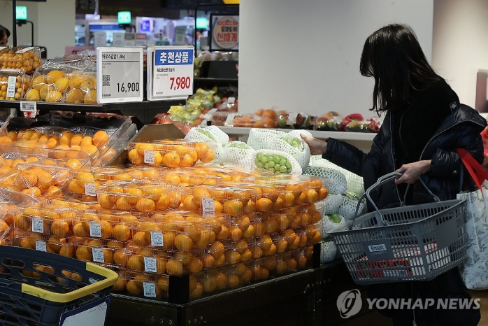 ▲ 2일 서울 시내 대형마트 과일판매대에서 시민들이 과일을 장을 보고 있다. ⓒ연합뉴스