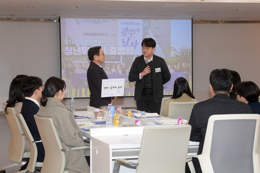 ▲ 강기정 광주광역시장이 지난 26일 오후 시청 중회의실에서 열린 제11기 청년위원회 출범식에 참석해 시정 운영 방향을 공유하며 참석자들과 소통하고 있다.ⓒ광주광역시 제공