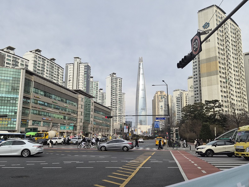 ▲ 잠실 '엘리트' 단지 전경 너머로 롯데월드타워가 보이고 있다. 시설 수선비보다 수 배 높은 인적 용역비 구조가 하나의 틀로 굳어지면서 대단지의 쾌적함을 유지하는 비용이 입주민들의 관리비 고지서를 무겁게 만들고 있다. ⓒ신유진 기자