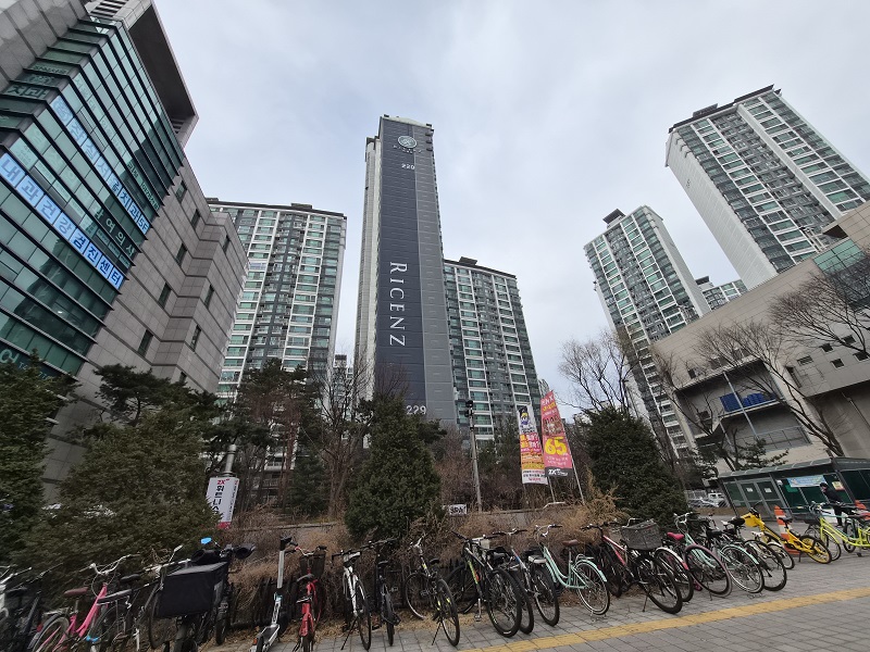 ▲ 5600가구에 육박하는 거대 규모를 자랑하는 잠실 리센츠 단지 모습. 대단지일수록 관리비가 저렴하다는 인식과 달리 단지의 치안과 청결을 유지하기 위한 막대한 인적 용역비가 전체 공용관리비의 70% 이상을 차지했다.ⓒ신유진 기자