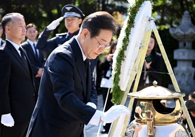 ▲ 이재명 대통령이 대선후보 시절이던 지난해 4월 28일 서울 동작구 국립서울현충원 내 고(故) 이승만 전 대통령 묘역을 찾아 분향하고 있다. ⓒ뉴시스