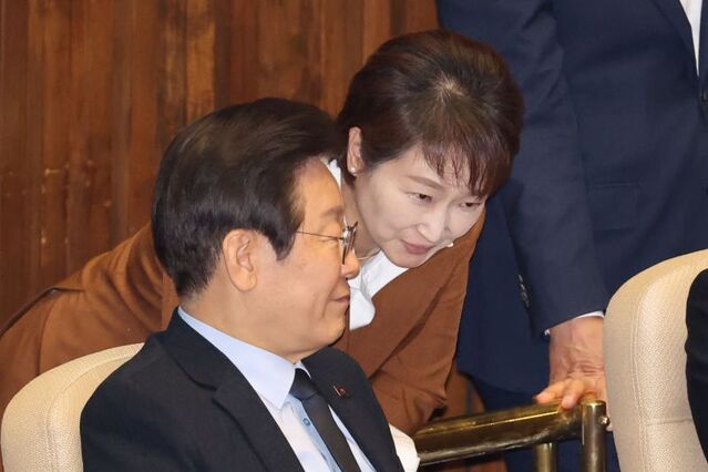 ▲ 이재명 대통령이 더불어민주당 대표 시절이던 2024년 10월 4일 서울 여의도 국회에서 열린 국회 본회의를 마치고 이언주 최고의원과 대화를 하고 있다. ⓒ뉴시스