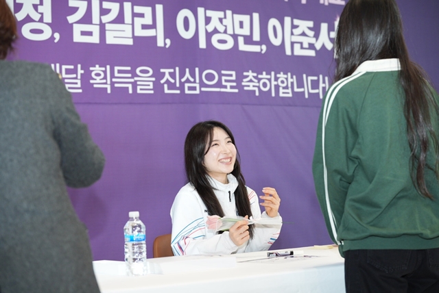 ▲ 제25회 밀라노 코르티나담페초 동계올림픽 여자 쇼트트랙에서 2관왕을 차지한 김길리가 팬 사인회에서 시민들과 소통하고 있다. ⓒ성남시 제공