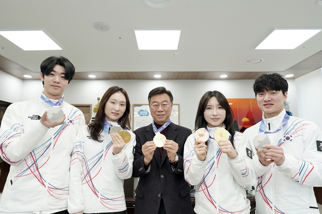 ▲ 최민정, 김길리, 이준서, 이정민이 신상진 성남시장과 간담회 후 기념촬영을 하고 있다. ⓒ성남시 제공