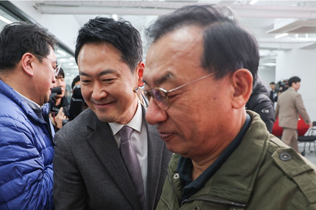 ▲ 장동혁 국민의힘 대표와 이정현 공천관리위원장이 지난 23일 서울 여의도 국민의힘 당사에서 열린 제9회 전국동시지방선거 중앙당 공천관리위원회 공천 혁신 서약식을 마치고 인사하는 모습. ⓒ뉴시스