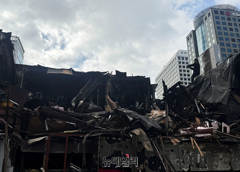 ▲ 전날 화재로 불탄 서울 중구 북창동의 한 식당. ⓒ임찬웅 기자