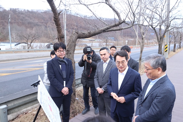 ▲ 김동연 경기도지사가 27일 용인시 지방도 321호선 확포장공사 현장을 찾아 용인 반도체클러스터 도로건설계획에 대해 의견을 나누고 있다. ⓒ경기도 제공