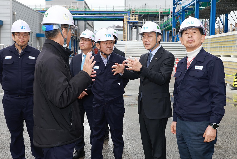 ▲ 권대영 금융위원회 부위원장이 27일 오전 울산 울주군 온산읍에 위치한 이수스페셜티케미컬을 방문해 국민성장펀드 승인에 따라 증설될 설비계획현장을 둘러본 후 우리나라의 이차전지 산업 생태계 확대를 위한 과제를 논의했다.ⓒ 금융위원회