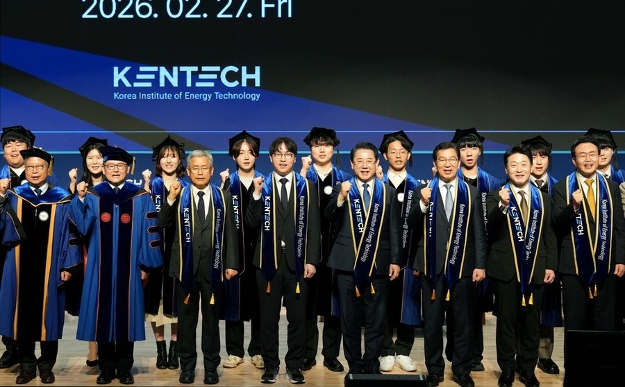 ▲ 김영록 전라남도지사가 27일 나주 한국에너지공과대학교에서 열린 ‘켄텍 첫 학위 수여식 및 제5회 입학식’에서 졸업생과 입학생 등 참석자들과 기념촬영을 하고 있다.ⓒ전라남도 제공