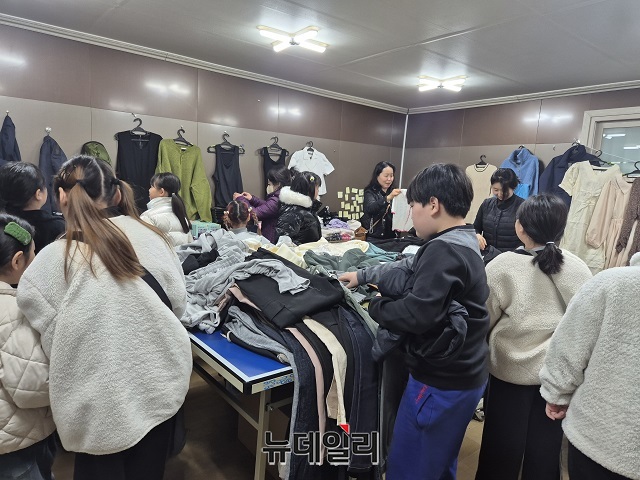 ▲ 전국지역아동센터협의회 경북지부 포항지회는 지난 24일 그림속세상지역아동센터에서 지역 아동들을 위한 ‘겨울방학 아동체험 한마당 & 나눔 난전’ 행사를 열었다.ⓒ뉴데일리