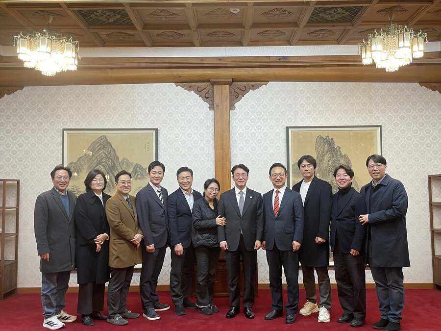 ▲ 김민석 국무총리(가운데)가 지난해 12월 서울 종로구 삼청동 총리 공관에서 친여 유튜버와 평론가를 불러 식사를 했다. 논란의 발언을 한 노영희 변호사가 김 총리의 팔짱을 끼고 있다. 한국사 강사 황현필 씨(오른쪽에서 세 번째)도 보인다. ⓒ제보자 제공