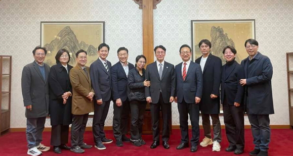 [단독] '천안함 음모론' '6·25 폄훼' 인사까지 … 김민석, 친여 유튜버 불러 총리 공관서 식사