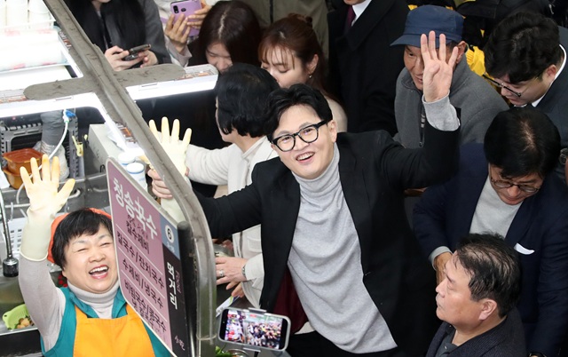 ▲ 한동훈 전 국민의힘 대표가 27일 대구 중구 서문시장 국수골목을 찾아 상인과 함께 손을 흔들고 있다. ⓒ뉴시스
