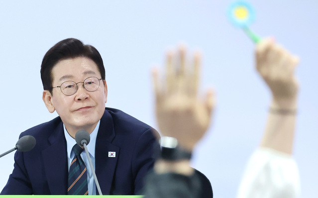 ▲ 이재명 대통령이 27일 전북 전주시 전북대학교에서 열린 '전북의 마음을 듣다' 타운홀 미팅 간담회에서 질문을 받고 있다. (청와대통신사진기자단) ⓒ뉴시스