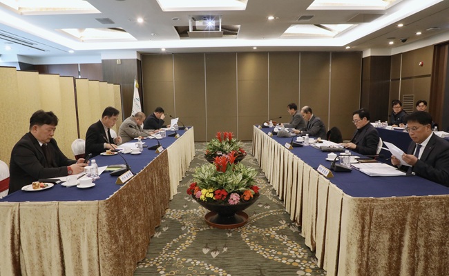 ▲ 강원랜드가 27일 정선 하이원그랜드호텔과 서울사무소 간 화상회의를 통해 제229차 이사회를 개최하고 2025회계연도 재무제표, 연결재무제표 및 영업보고서 승인(안) 등 8개 안건을 심의·의결했다. ⓒ강원랜드