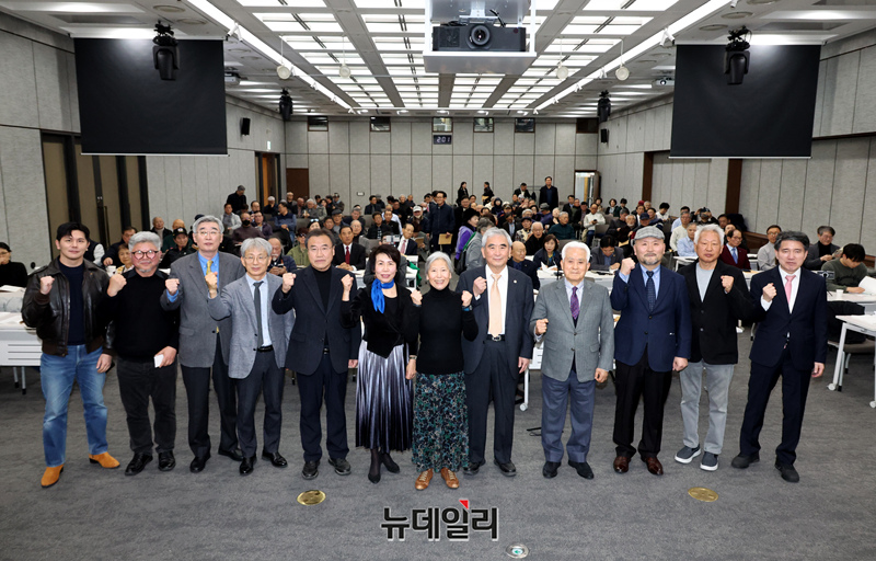▲ '김창룡 장군 서거 70주년 추모 학술대회'가 27일 열린 가운데 이영훈 이승만학당 교장, 허화평 미래한국재단 이사장, 류석춘 전 연세대학교 교수 등 주요 관계자들이 기념 사진을 촬영하고 있다. ⓒ이종현 기자