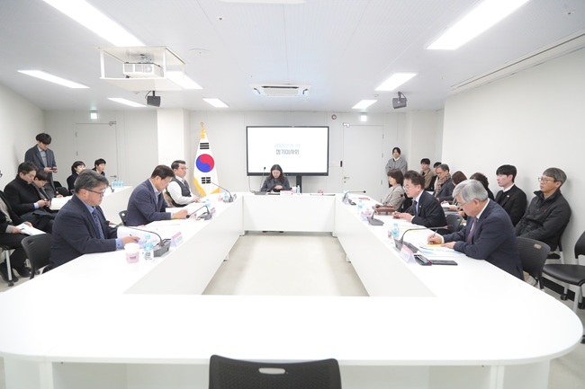 ▲ 육동한 춘천시장이 27일 춘천ICT벤처센터 중회의실에서 열린 강원정보문화산업진흥원 이사회에 참석해 2025년 예산·회계 결산 및 사업실적 등의 의결사항을 의결했다. ⓒ춘천시