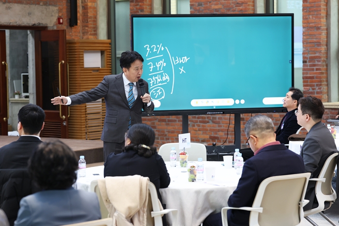 ▲ 김영환 지사가 27일 충북도청 대회의실에서 열린 '바이오 기업인 초청 타운홀 미팅'에서 발언하고 있다.ⓒ충북도