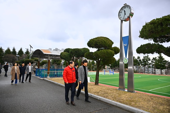 ▲ 이병선 속초시장이 인조잔디 운동장을 둘러보고 있다. ⓒ속초시