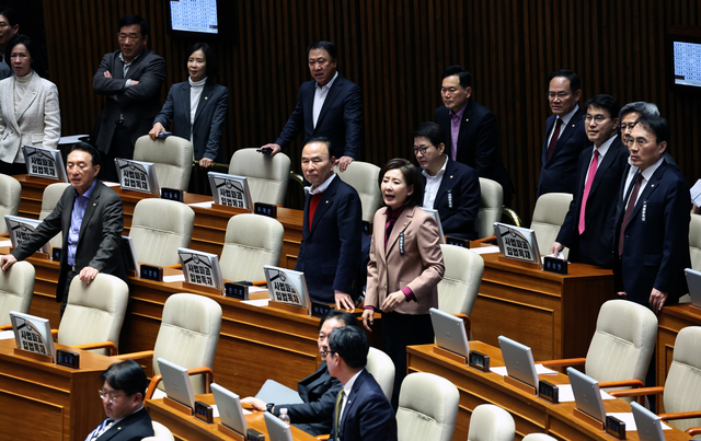 ▲ 국민의힘 의원들이 지난 26일 국회에서 열린  본회의에서 방송미디어통신위원회 위원(천영식) 추천안이 재적 296인, 총 투표수 249표, 가 116표, 부 124표, 기권 9표 득표율 46.59%로 부결되자 더불어민주당 의원들에게 항의하는 모습. ⓒ뉴시스