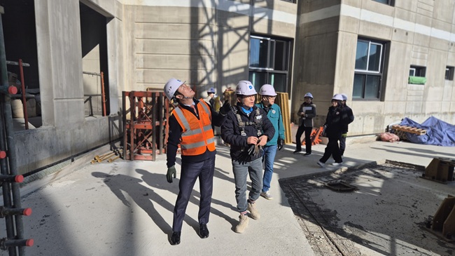 ▲ 신영재 홍천군수와 최용건 건설안전국장, 최미숙 토지주택과장 등 5명이 27일 현장을 방문해 현장 공정관리 현황에 대한 간략한 설명을 들은 뒤 피난시설과 단위세대 등을 순회 점검했다. ⓒ홍천군