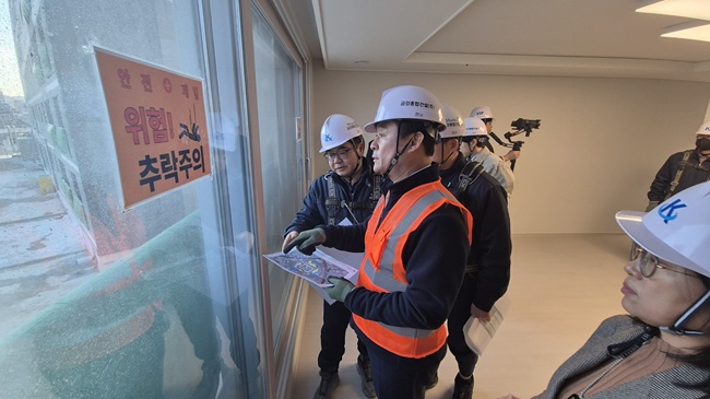 ▲ 신영재 홍천군수와 최용건 건설안전국장, 최미숙 토지주택과장 등 5명이 27일 현장을 방문해 현장 공정관리 현황에 대한 간략한 설명을 들은 뒤 피난시설과 단위세대 등을 순회 점검했다. ⓒ홍천군
