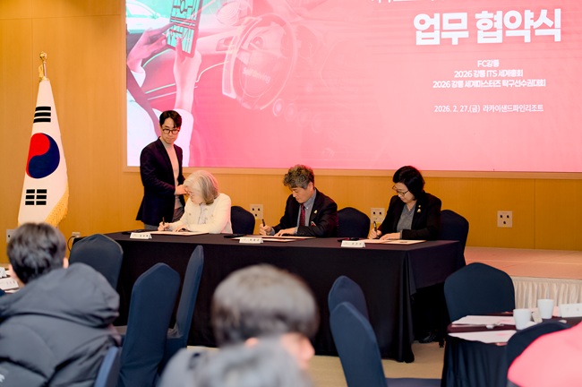 ▲ FC강릉은 출정식 사전행사로 강릉시 문화관광해양국, 특별자치추진단과 각각 '지역 스포츠 가치 제고 및 국제 행사 성공 개최를 위한 상호협력 협약'을 체결하며 시정 핵심 사업 지원에 뜻을 모았다. ⓒFC강릉