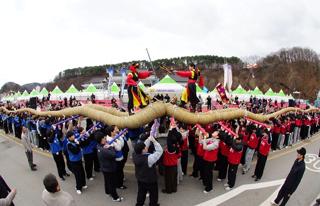 ▲ 도내 18개 시군에서 진행되는 대보름 행사중 가장 큰 축제로 평가 받는 '2026 삼척정월대보름제'가 27일 엑스포광장에서 개막했다. ⓒ삼척시