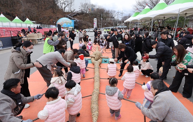 ▲ 도내 18개 시군에서 진행되는 대보름 행사중 가장 큰 축제로 평가 받는 '2026 삼척정월대보름제'가 27일 엑스포광장에서 개막했다. ⓒ삼척시