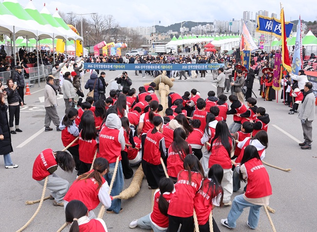 ▲ 도내 18개 시군에서 진행되는 대보름 행사중 가장 큰 축제로 평가 받는 '2026 삼척정월대보름제'가 27일 엑스포광장에서 개막했다. ⓒ삼척시