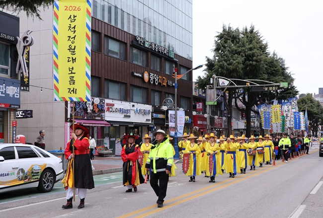 ▲ 도내 18개 시군에서 진행되는 대보름 행사중 가장 큰 축제로 평가 받는 '2026 삼척정월대보름제'가 27일 엑스포광장에서 개막했다. ⓒ삼척시