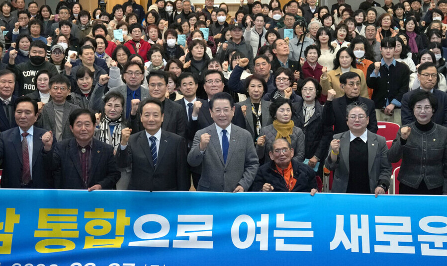 ▲ 김영록 전라남도지사가 27일 광주 동구청에서 열린 ‘전남·광주 행정통합 광주 자치구 초청 타운홀미팅(동구)’에서 임택 광주동구청장 등 참석자들과 기념촬영을 하고 있다.ⓒ전라남도 제공