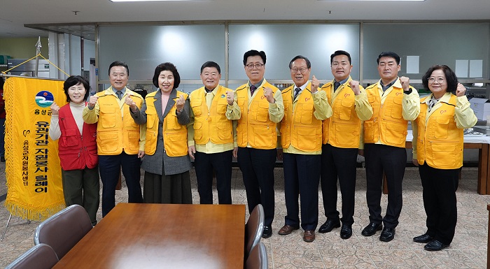 ▲ 음성군의회 김영호 의장 등이 27일 음성군 여성회관을 찾아 자원봉사 릴레이 활동을 시작했다.