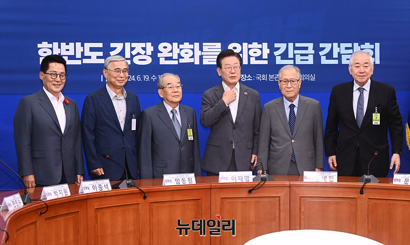 ▲ 2024년 6월 19일 당시 더불어민주당 대표였던 이재명 대통령이 국회에서 열린 한반도 긴장 완화를 위한 긴급 간담회에서 임동원 전 통일부 장관 등 '6인회' 인사들과 기념 촬영하는 모습. 왼쪽부터 박지원 전 국가정보원장, 이종석·임동원 전 통일부 장관, 이재명 당시 민주당 대표, 정세현 전 통일부 장관, 문정인 전 외교안보특보. ⓒ서성진 기자